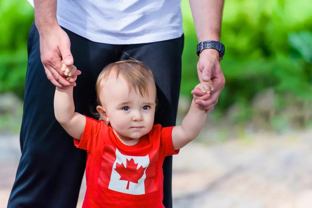 百万移民在路上：加拿大生育率创历史新低，广纳移民
